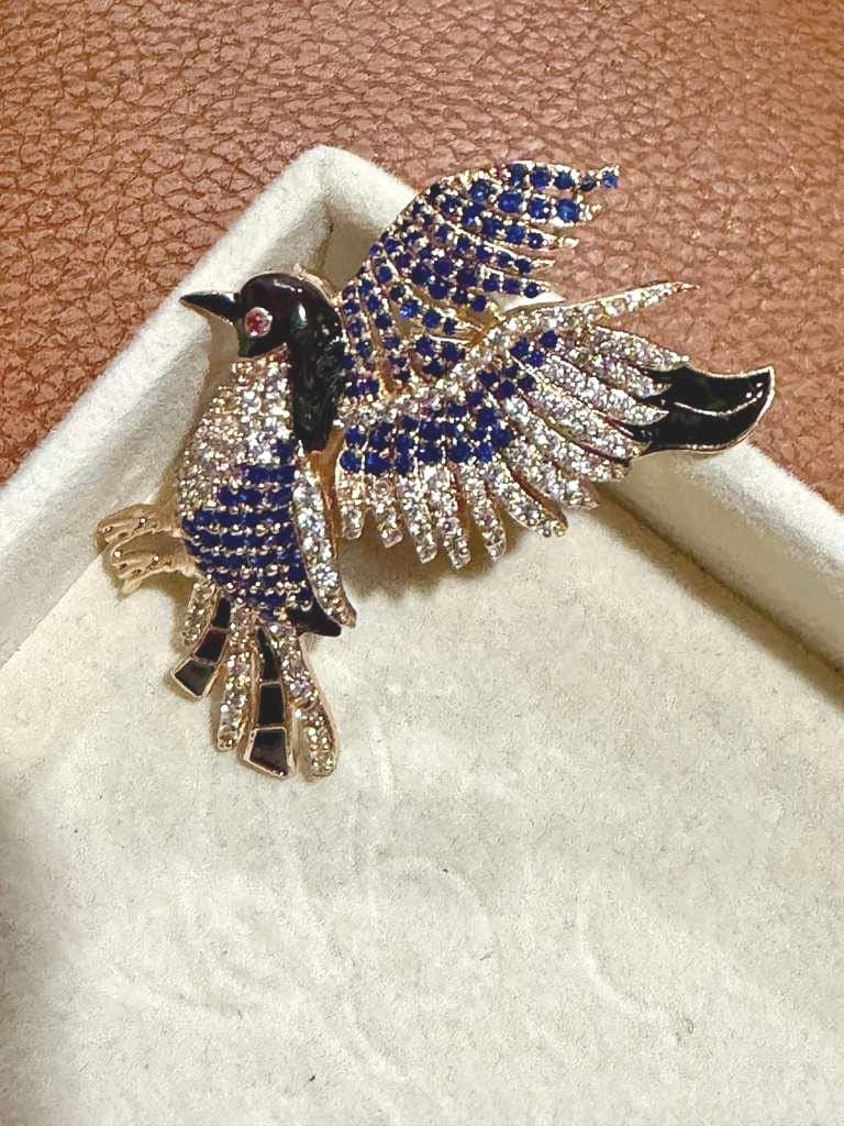 Rhinestone Bird Brooch: Gold Crystal Statement Pin – Elegant Nature Inspired Jewelry