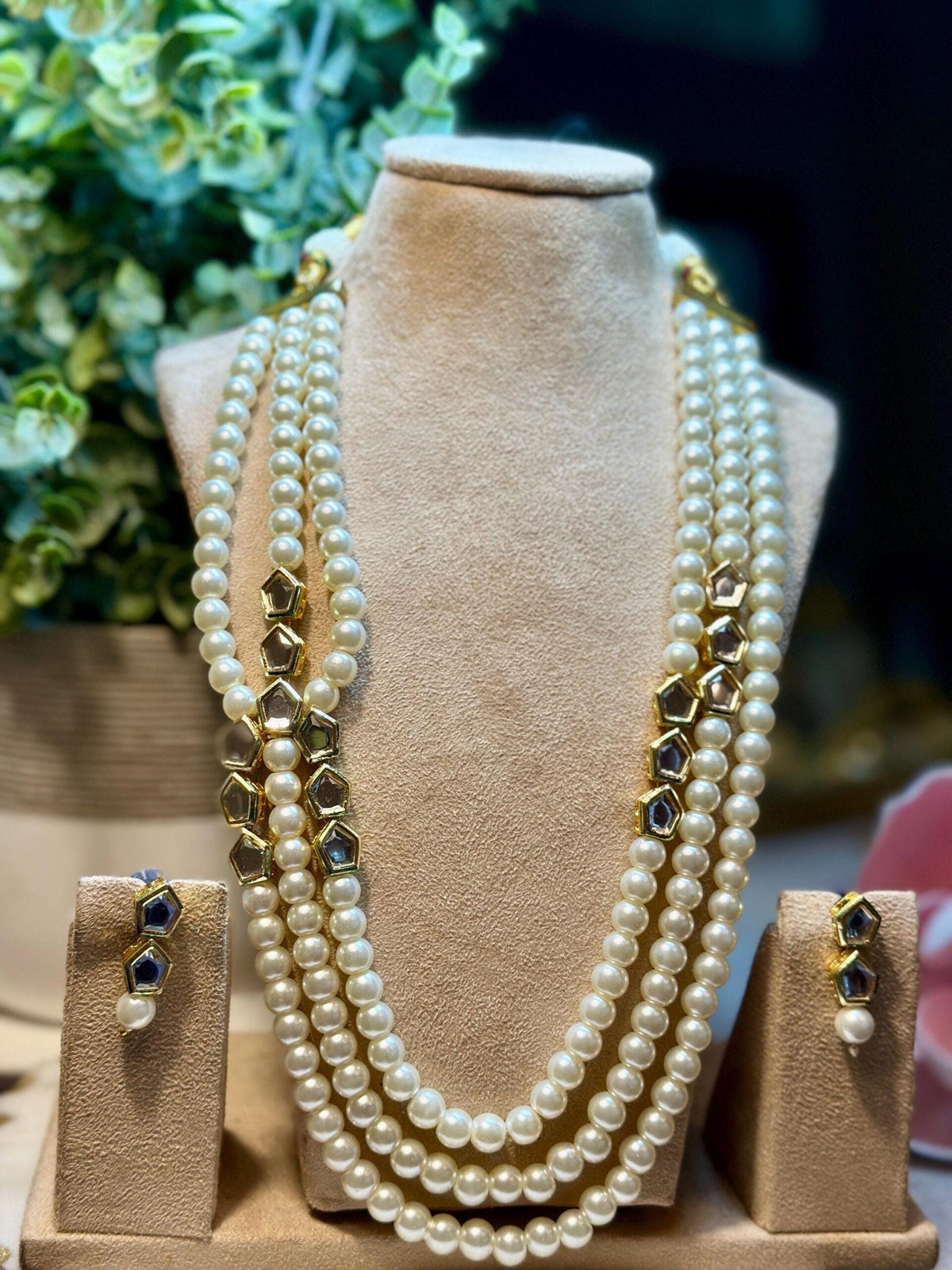 Bollywood India kundan and pearl mala with earrings.