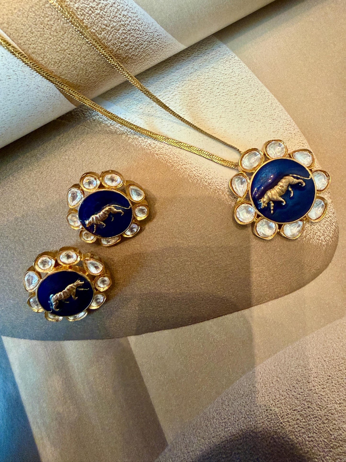 Lion gold plated set with Monzonite stones