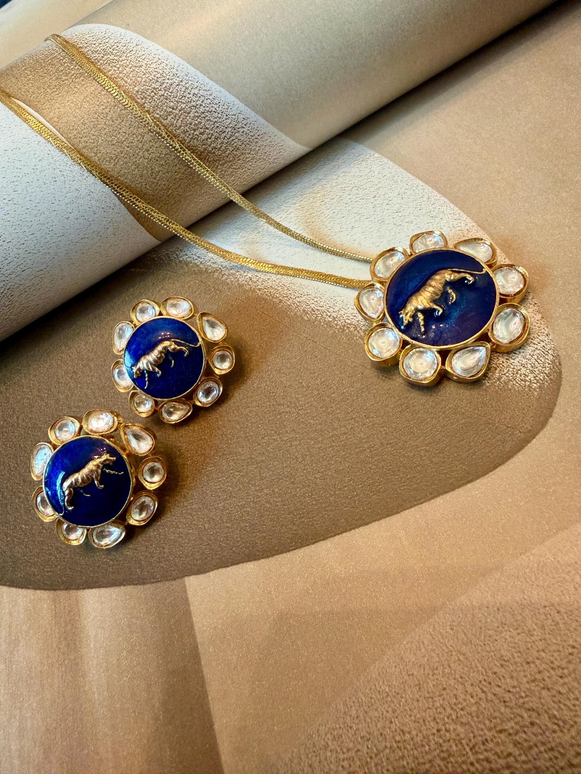 Lion gold plated set with Monzonite stones