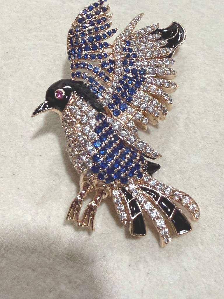 Rhinestone Bird Brooch: Gold Crystal Statement Pin – Elegant Nature Inspired Jewelry