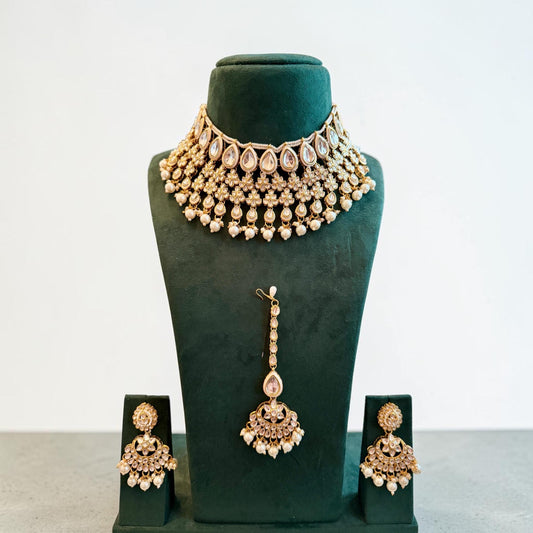 Bollywood Ethnic kundun set with emerald green stones