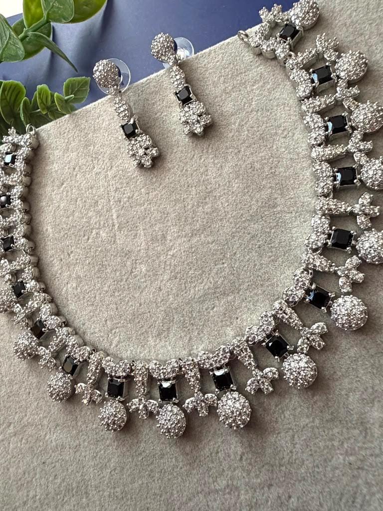 Royal Jewelry Set with Sparkling Necklace and Drop Earrings