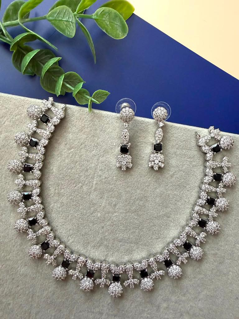 Royal Jewelry Set with Sparkling Necklace and Drop Earrings