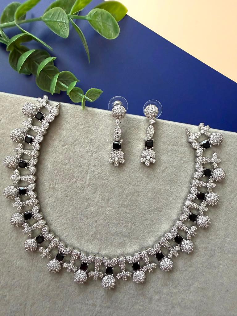 Royal Jewelry Set with Sparkling Necklace and Drop Earrings