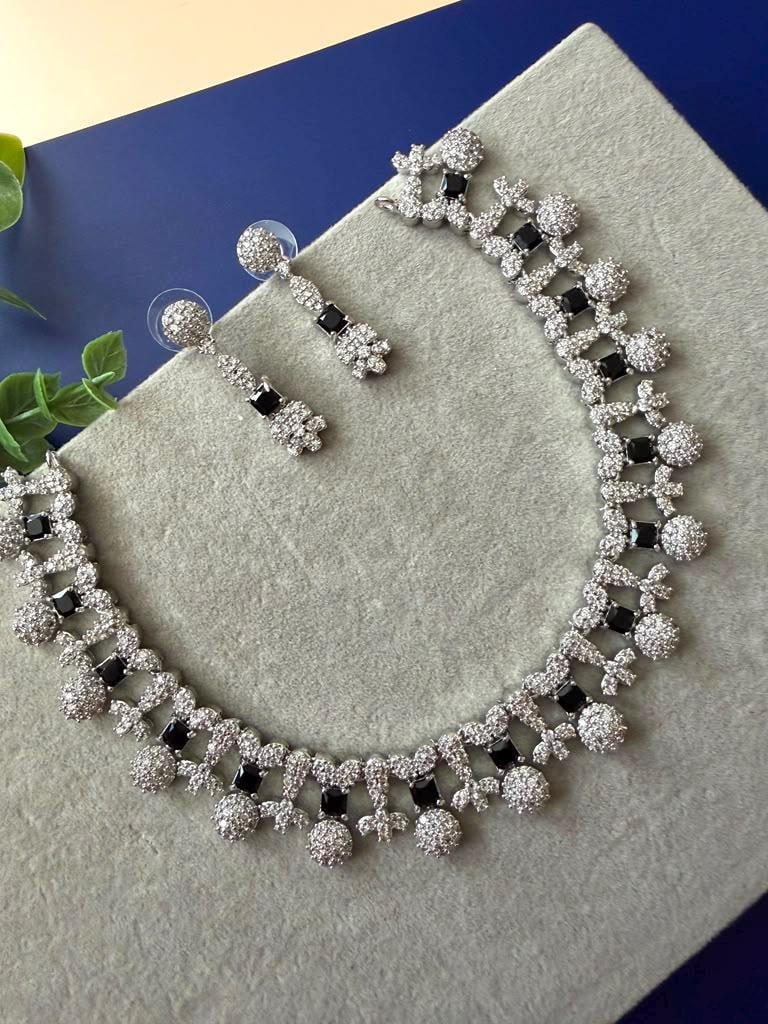 Royal Jewelry Set with Sparkling Necklace and Drop Earrings