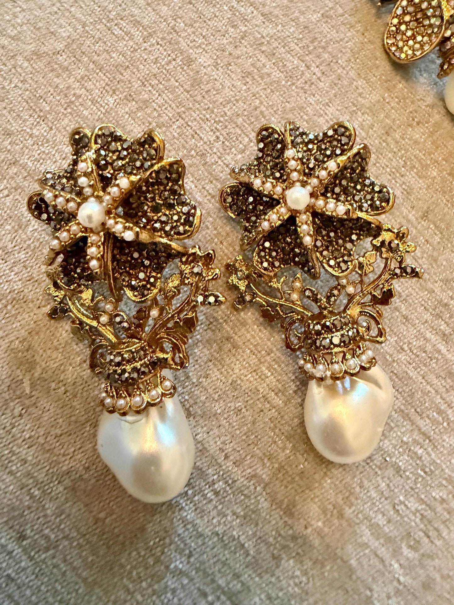 Luxury Gold-Toned Pearl & Black Stone fusion Earrings pakistani bollywood Style