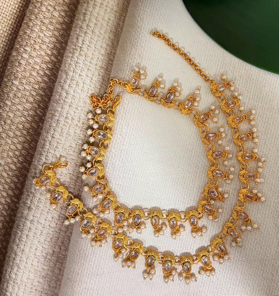 Graceful Glass Stone Anklet Featuring Gold Tone Finish