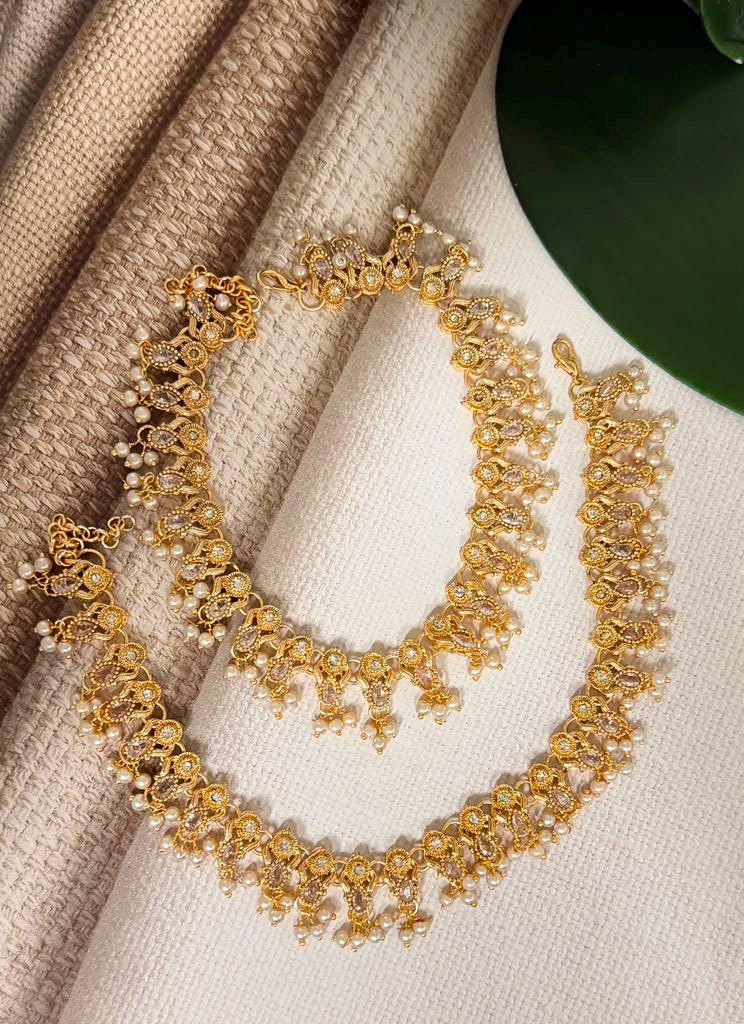 Graceful Glass Stone Anklet Featuring Gold Tone Finish